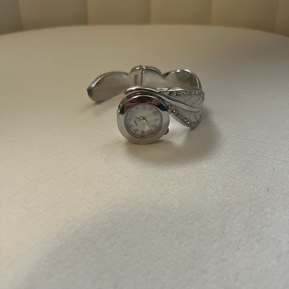 White women’s quartz Leaf wrist watch